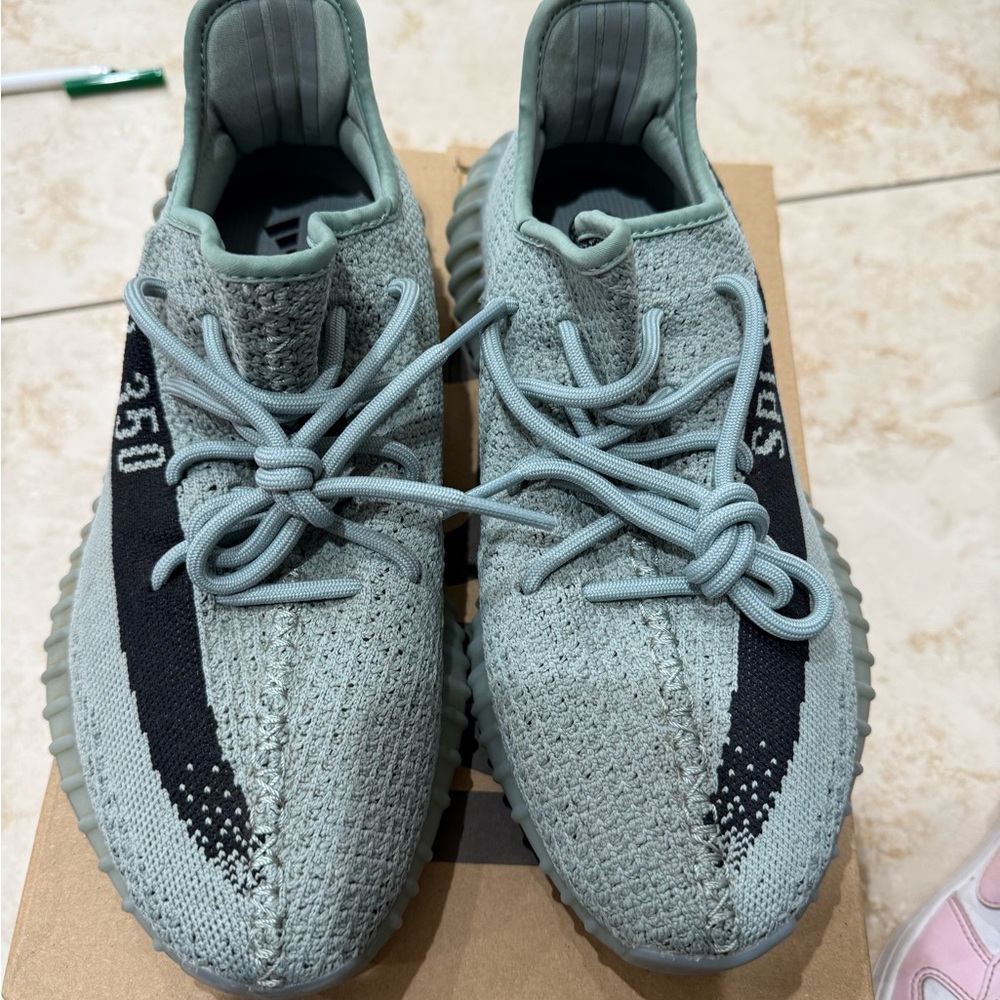 YEEZY BOOST 350 V2
Salt/core black/salt